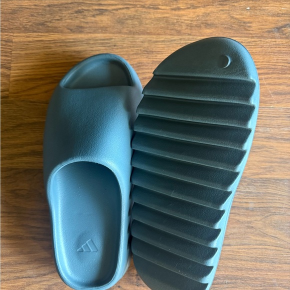 Yeezy slides slate marine size 8